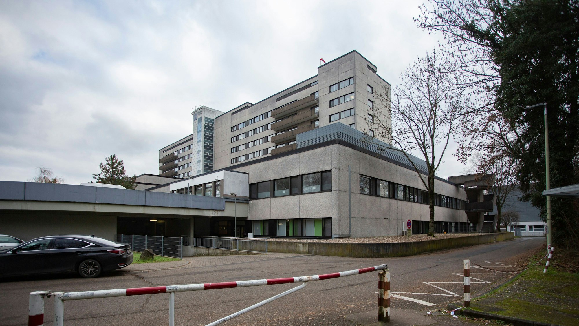 Blick auf die Klinik Holweide aus der Froschperspektive