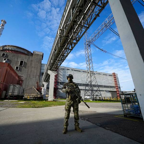 Auf diesem während einer vom russischen Verteidigungsministerium organisierten Reise aufgenommenen Foto bewacht ein russischer Soldat einen Bereich des Kernkraftwerks Saporischschja.