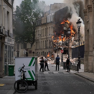 Rauchschwaden aus den Trümmern eines Gebäudes in Paris.