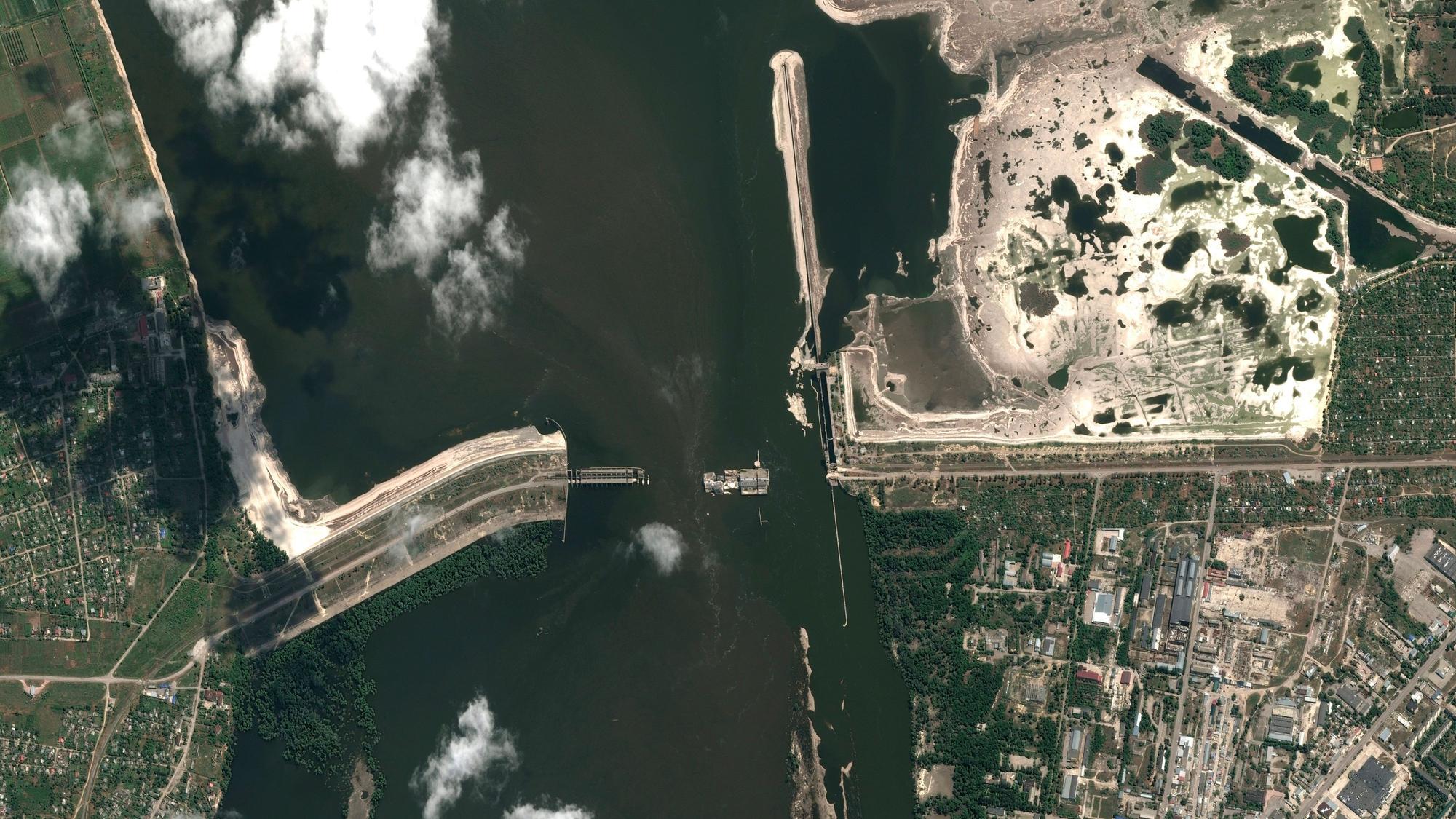 HANDOUT - 16.06.2023, Ukraine, ---: Dieses Satellitenbild von Maxar Technologies zeigt den Kachowka-Staudamm am 16. Juni 2023 nach seinem Zusammenbruch. Foto: Uncredited/Satellite image ©2023 Maxar Technologies./AP/dpa - ACHTUNG: Nur zur redaktionellen Verwendung im Zusammenhang mit der aktuellen Berichterstattung innerhalb der nächsten 14 Tage und nur mit vollständiger Nennung des vorstehenden Credits +++ dpa-Bildfunk +++