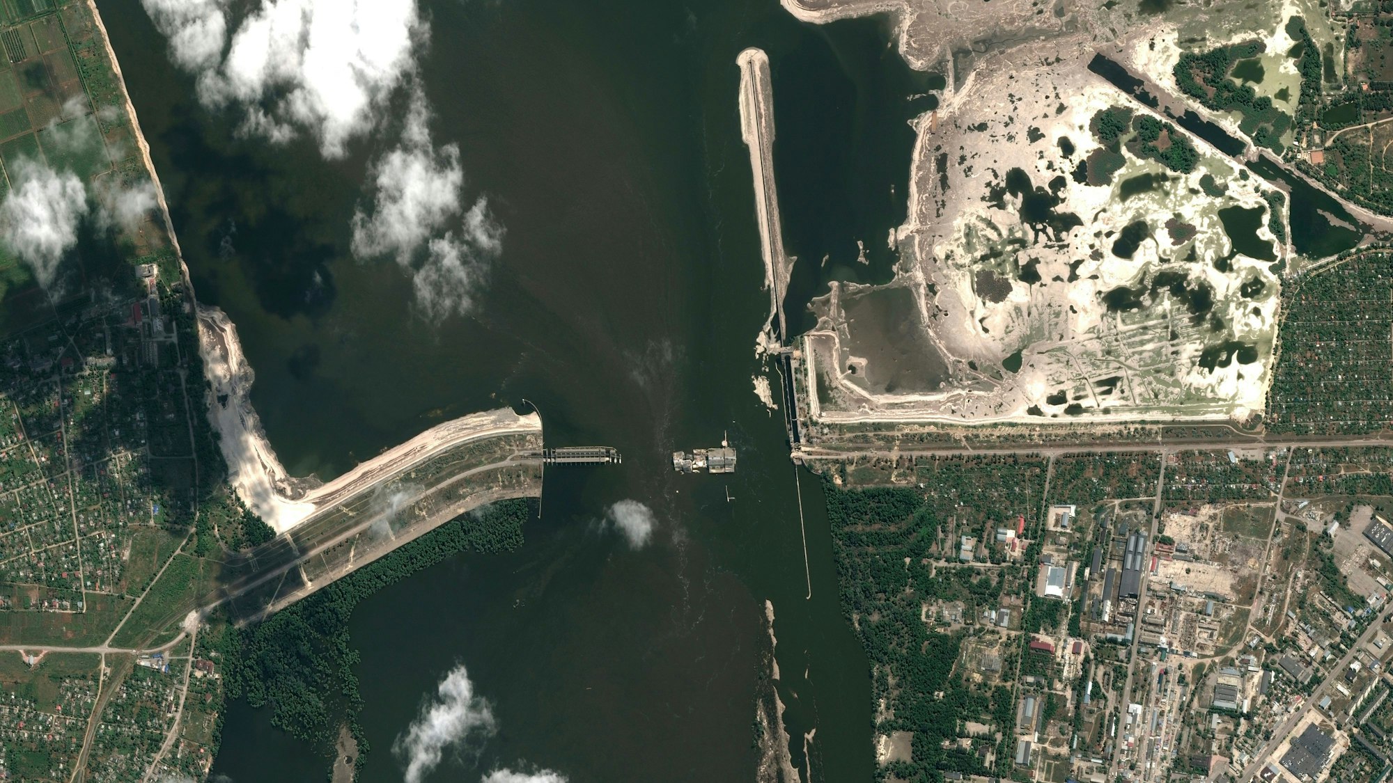 HANDOUT - 16.06.2023, Ukraine, ---: Dieses Satellitenbild von Maxar Technologies zeigt den Kachowka-Staudamm am 16. Juni 2023 nach seinem Zusammenbruch. Foto: Uncredited/Satellite image ©2023 Maxar Technologies./AP/dpa - ACHTUNG: Nur zur redaktionellen Verwendung im Zusammenhang mit der aktuellen Berichterstattung innerhalb der nächsten 14 Tage und nur mit vollständiger Nennung des vorstehenden Credits +++ dpa-Bildfunk +++