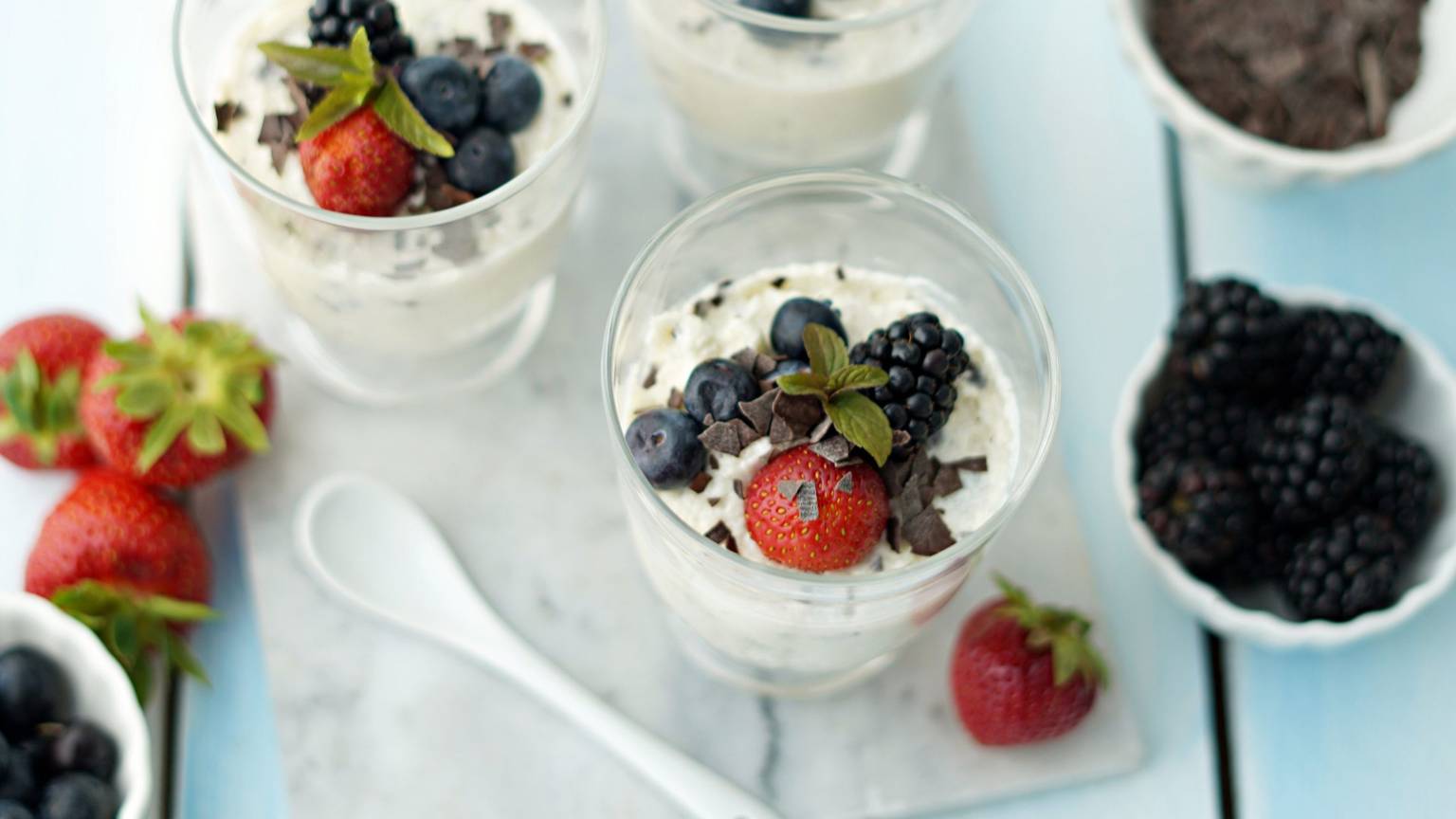 So schmeckt der Sommer aus dem Glas: Kleine Weiße Wölkchen aus Quark und Grießbrei getoppt mit Beeren.