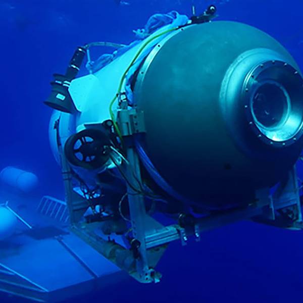 Dieses undatierte, von OceanGate Expeditions herausgegebene Foto zeigt das Tauchboot „Titan“, das von seiner Plattform aus startet. Das Gefährt wird seit Sonntagvormittag vermisst.