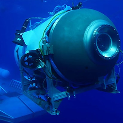 Dieses undatierte, von OceanGate Expeditions herausgegebene Foto zeigt das Tauchboot „Titan“, das von seiner Plattform aus startet. Das Gefährt wird seit Sonntagvormittag vermisst.