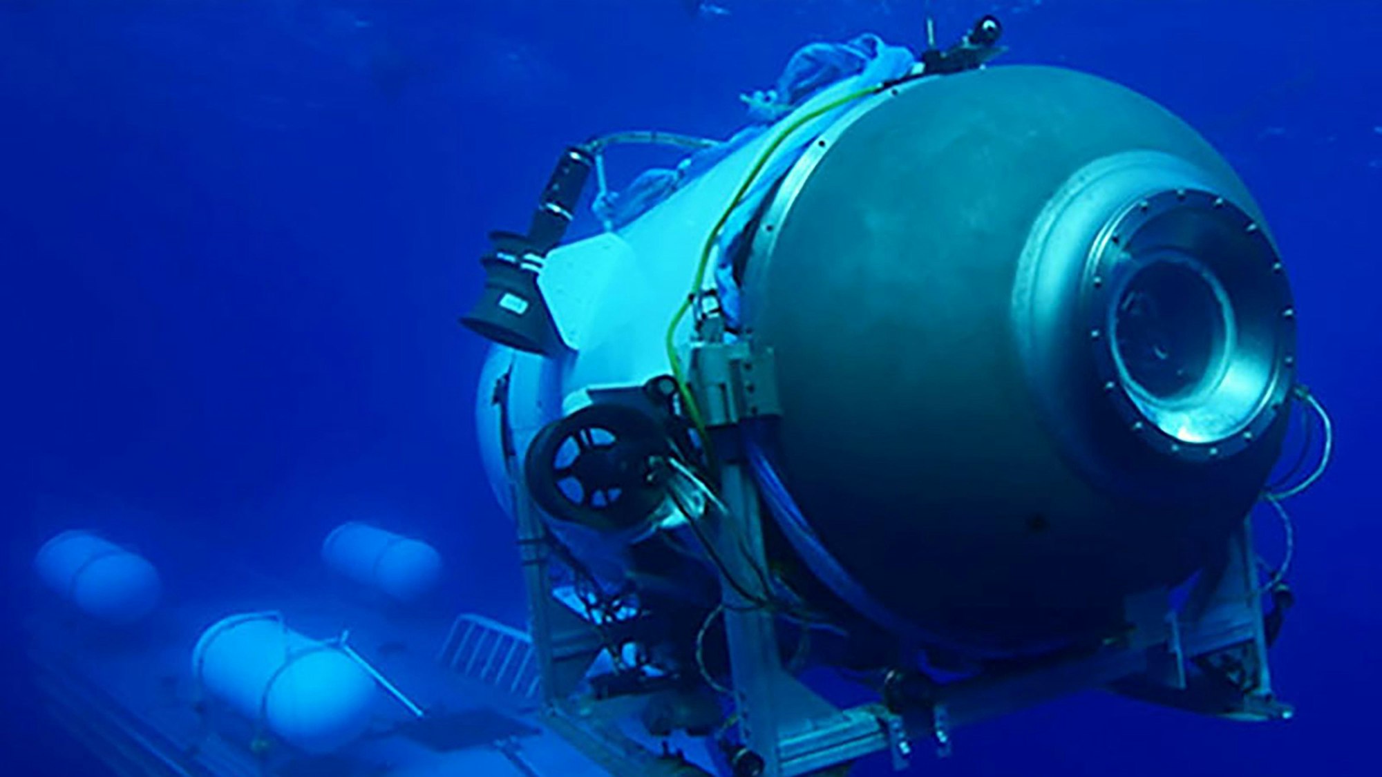 Dieses von OceanGate Expeditions herausgegebene Foto zeigt das Tauchboot „Titan“, das von seiner Plattform aus startet. Das Gefährt wird seit Sonntagvormittag (18.06.2023, Ortszeit) vermisst.