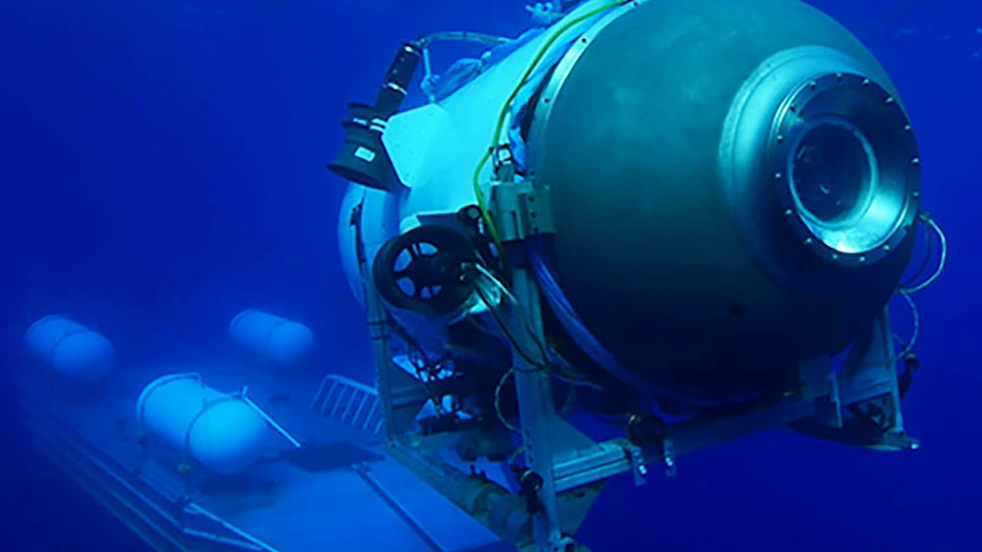 Das Tauchboot „Titan“ bei einem Tauchgang im Atlantischen Ozean. Im Hintergrund ist eine Plattform zu sehen, von der aus das Tauchboot startet.