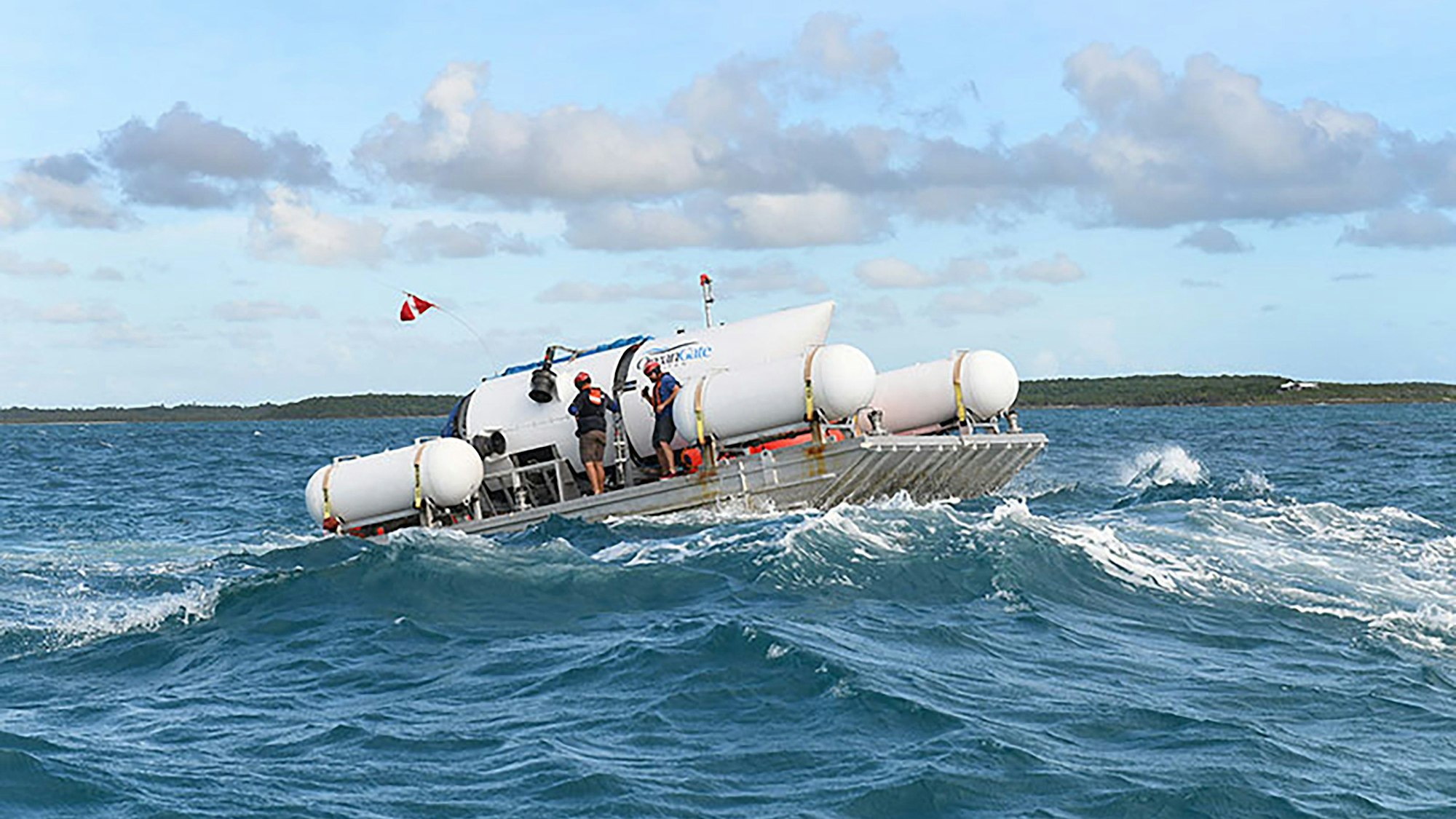 Das Tauchboot „Titan“ des Unternehmens OceanGate auf einer Plattform inmitten des Atlantischen Ozeans. Das U-Boot wird über die Plattform ins Meer gelassen.