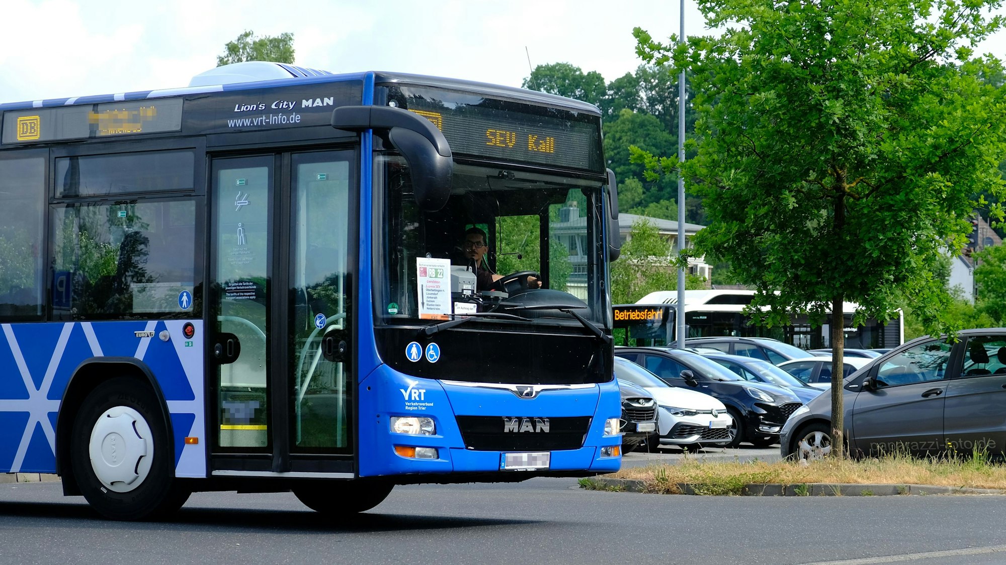 Ein Bus des Schienenersatzverkehrs am Kaller Busbahnhof.