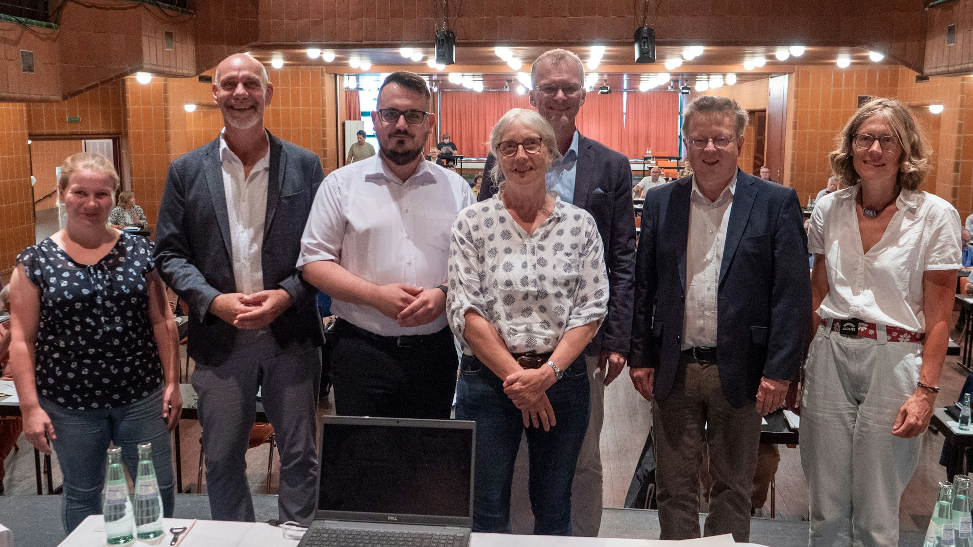 Die neuen Ratsmitglieder sowie neue und ausscheidende Fachbereichsleiter der Verwaltung stehen nebeneinander.