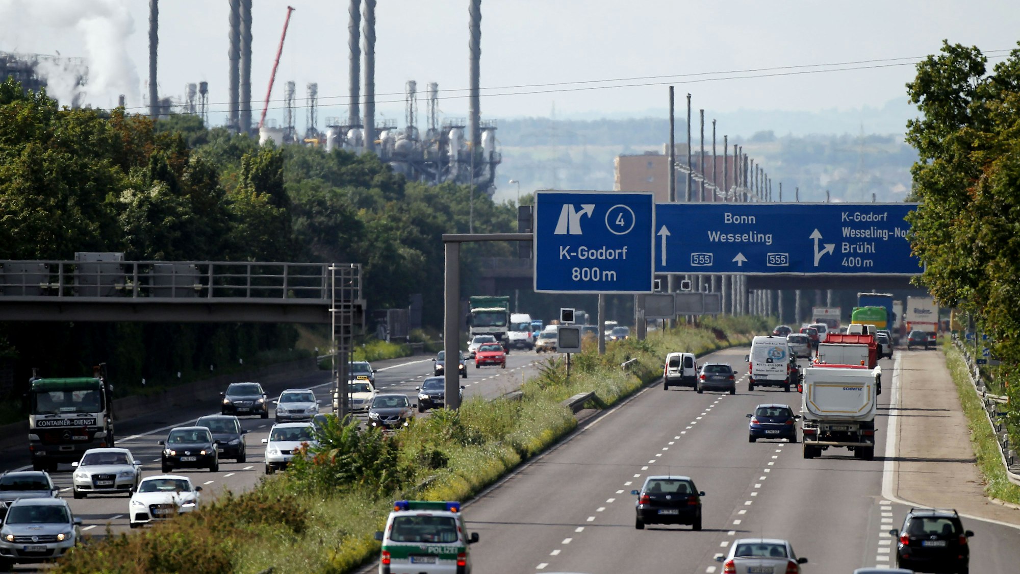 Das Foto zeigt die viel befahrene A555 in Höhe der Ausfahrt Köln-Godorf/Wesseling/Brühl.