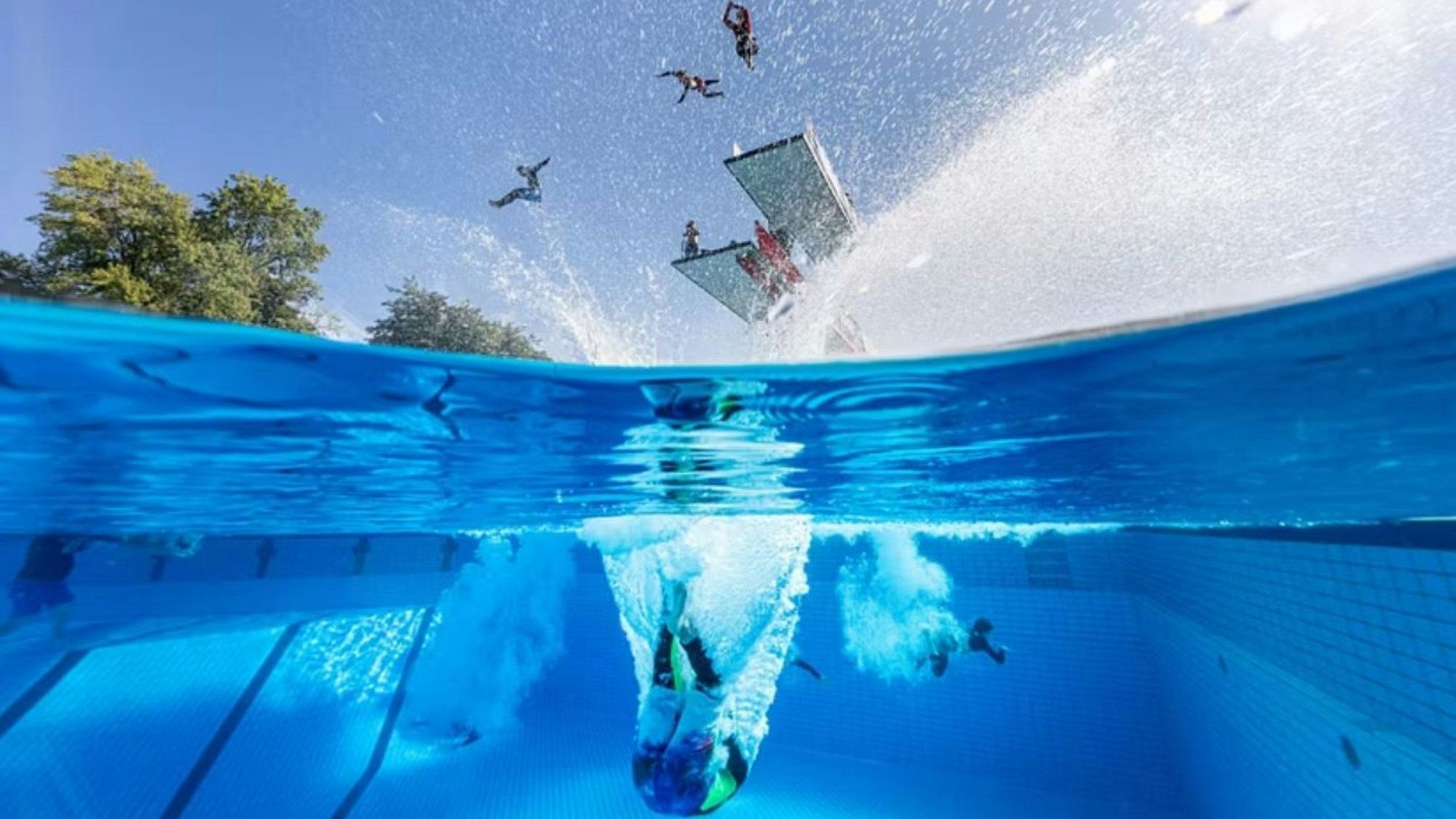 Kunstvoller Sprung ins Wasser: Die Cologne Bombs werden beim Sommer Cup im Stadionbad zu sehen sein, andere Talente dürfen sich mit Video bewerben.