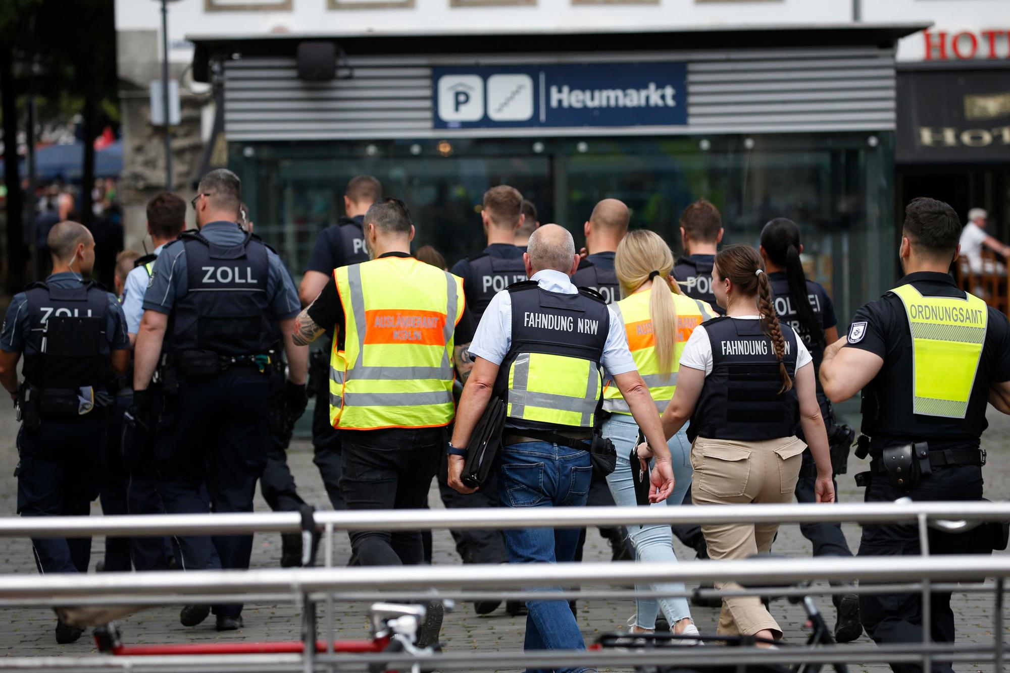 Bei der Razzia am Heumarkt waren auch der Zoll, Steuerfahnder und das Ordnungsamt beteiligt.