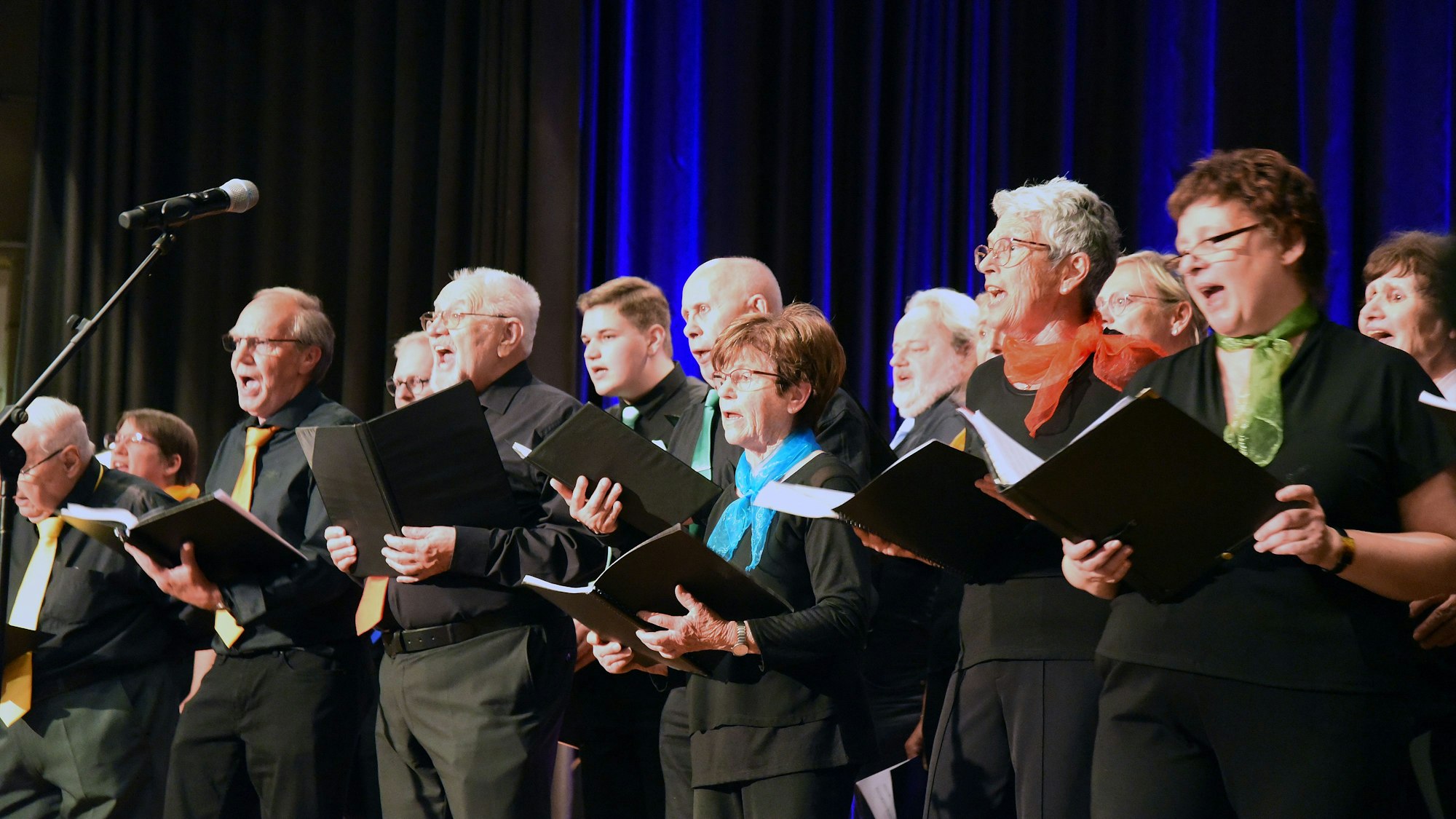 Die Sängerinnen und Sänger der Chorgemeinschaft Lindlar bei ihrem Konzert im Kulturzentrum.