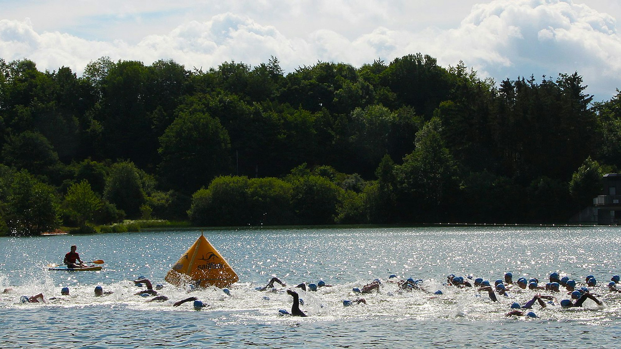 Schwimmer des Eifel-Hero-Triathlons im Freilinger See.