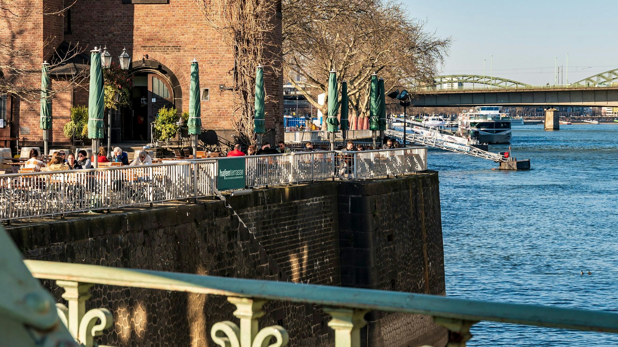 Blick auf die Hafenterrasse am Rheinufer
