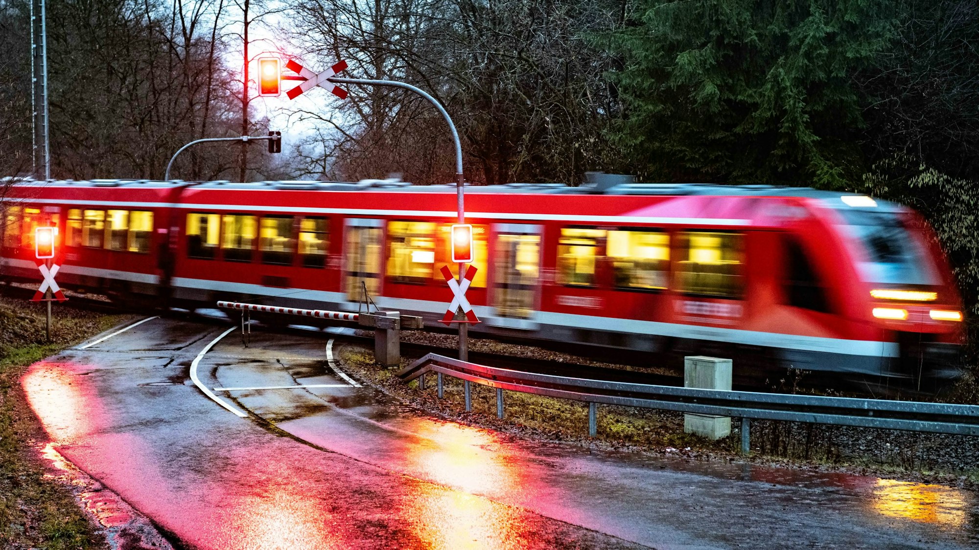 Die RB 25 auf einem Archivfoto, aufgenommen in der Gemeinde Marienheide.