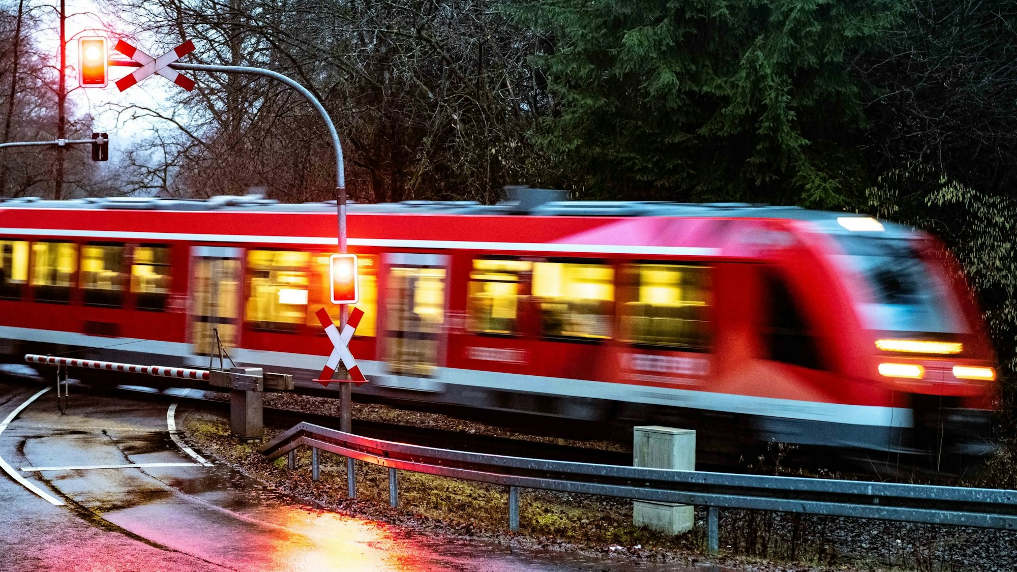 Die RB 25 fotografiert in der Nähe der Bruchertalsperre in Marienheide.