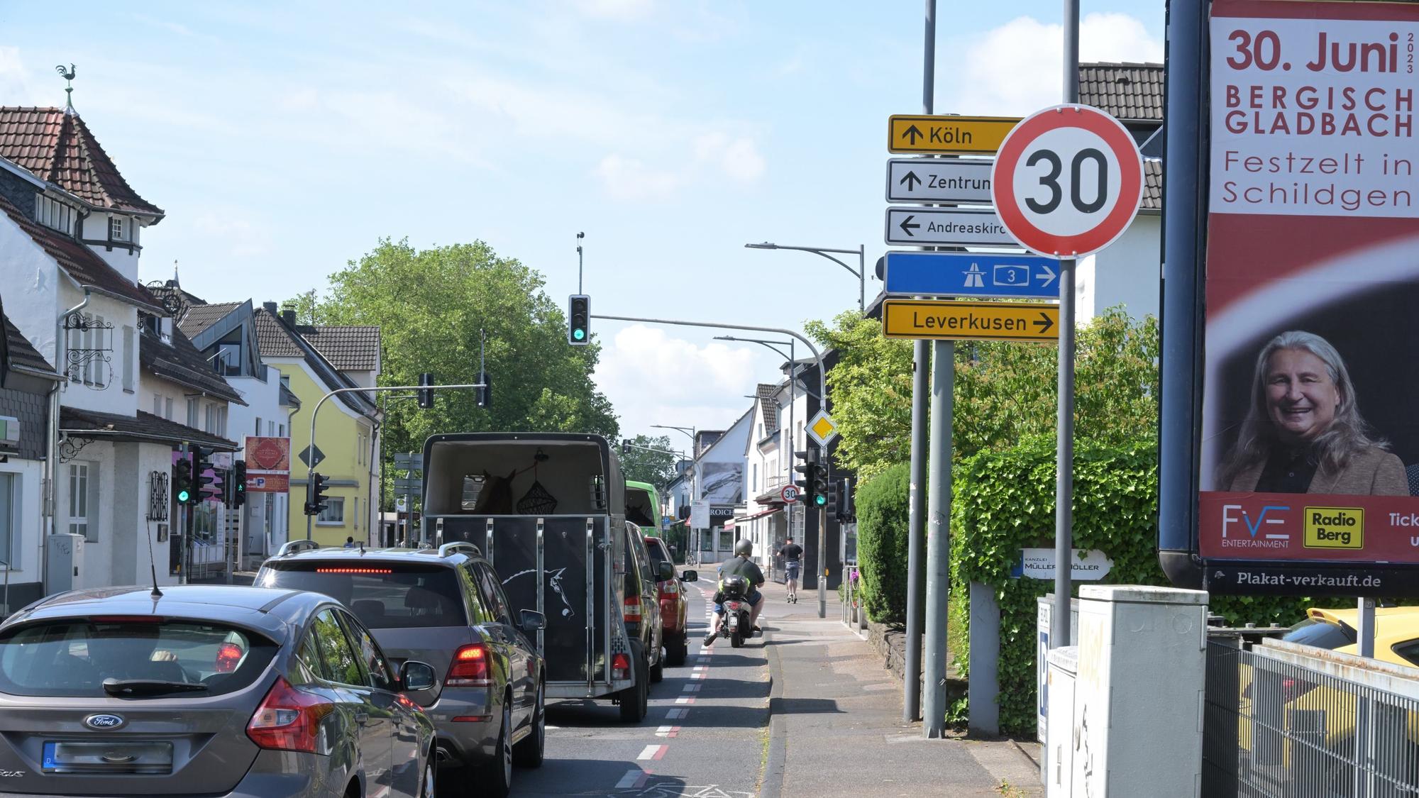 An der Altenberger-Dom-Straße in Schildgen hängt ein Tempo 30 Schild.