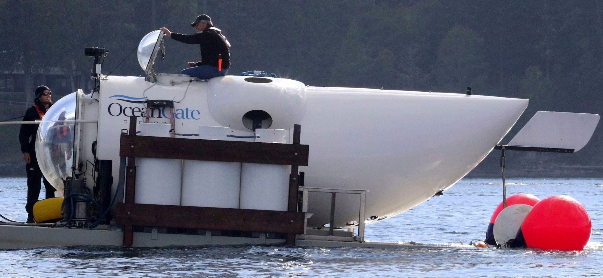 Stockton Rush, CEO und Mitbegründer von OceanGate, steigt aus der Luke eines OceanGate-Tauchboots. Den Insassen bleibt nicht mehr viel Zeit. (Archivbild)