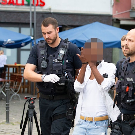 Ein Tatverdächtiger wurde bei der Razzia in der Altstadt festgenommen. Bei dem Mann war laut Polizei ein Haftbefehl offen.