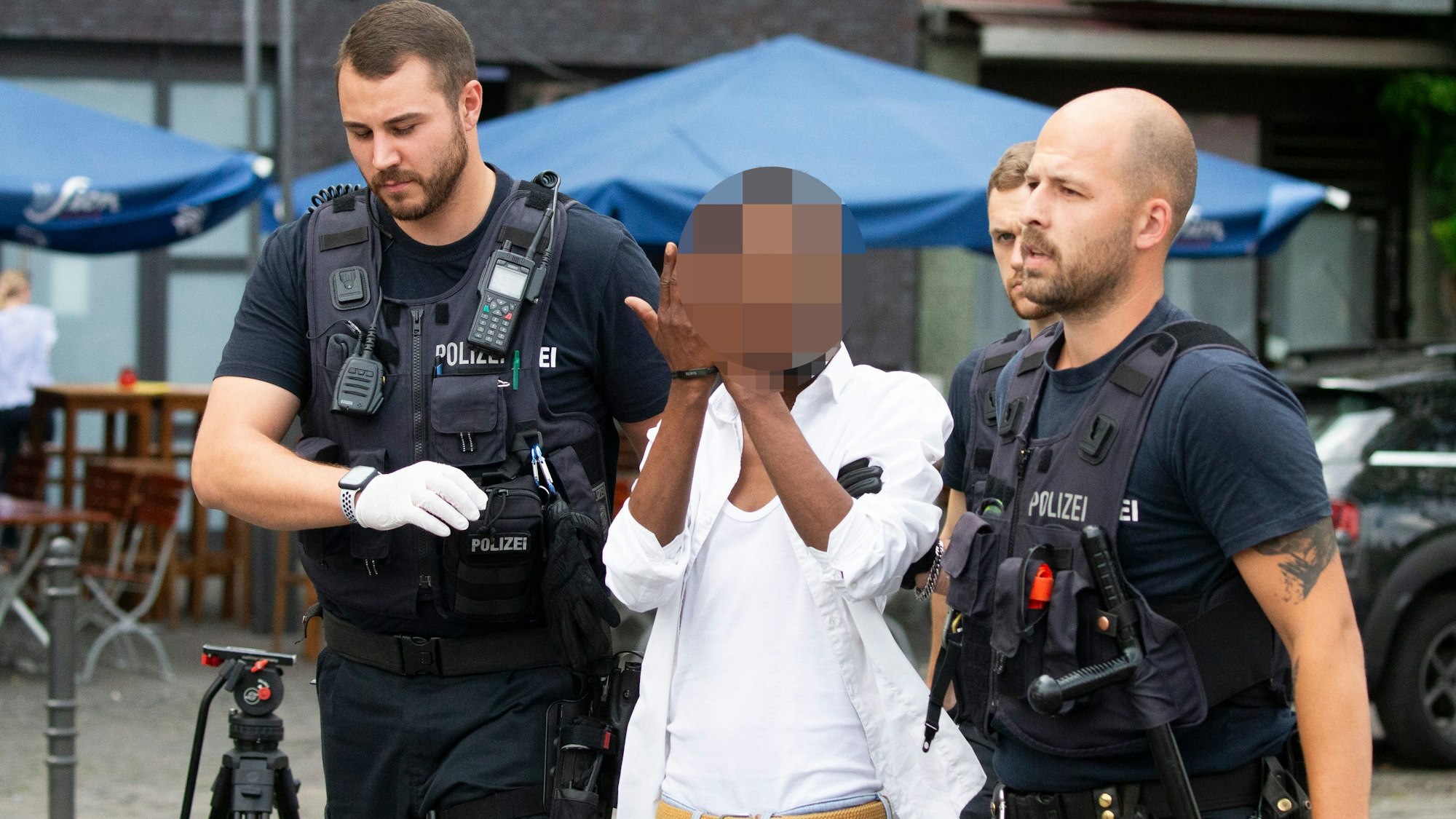 Ein Tatverdächtiger wurde bei der Razzia in der Altstadt festgenommen. Bei dem Mann war laut Polizei ein Haftbefehl offen.