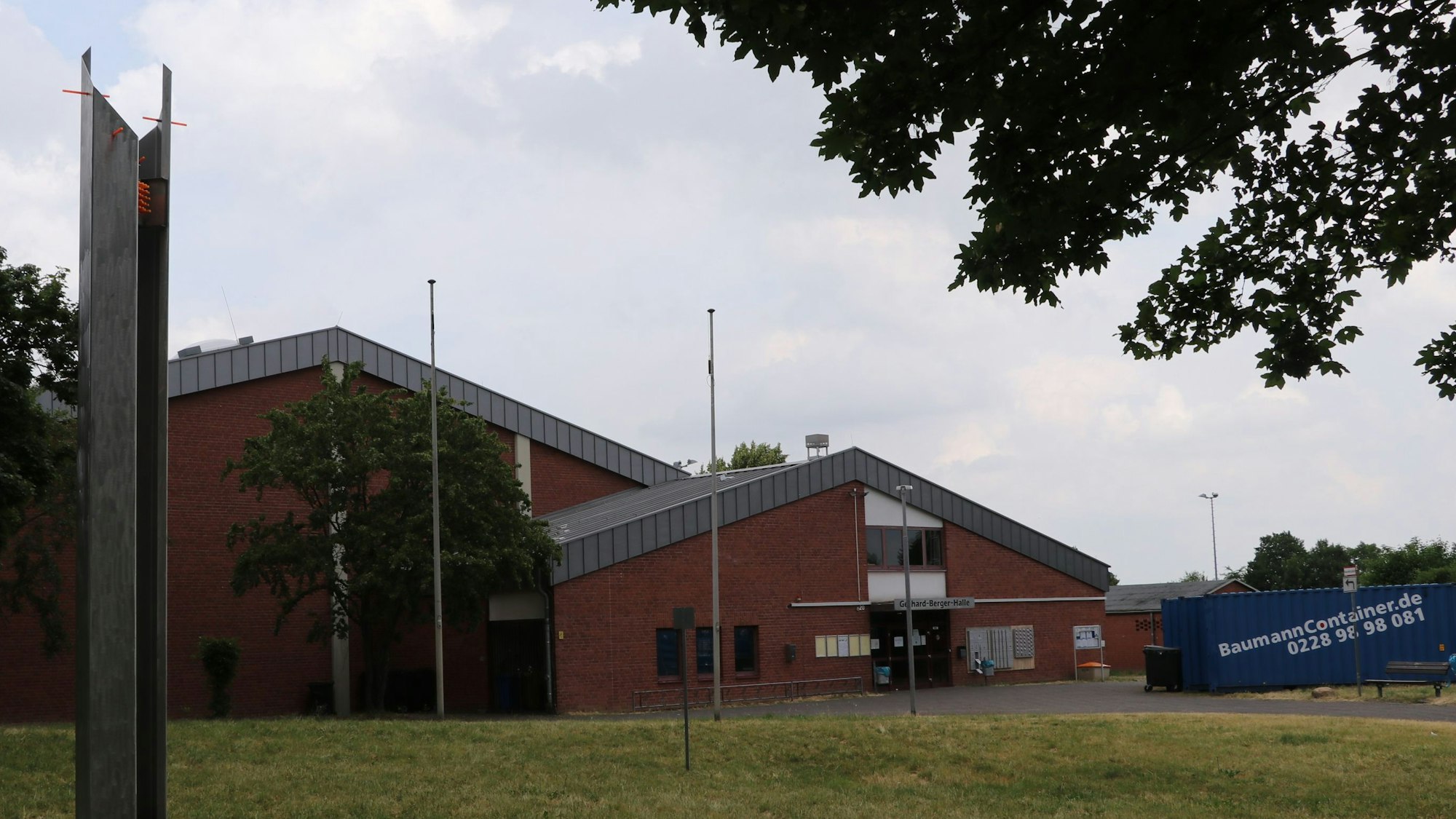 Die Gerhard-Berger-Halle ist ein großer, rot verklinkerter Gebäudekomplex.
