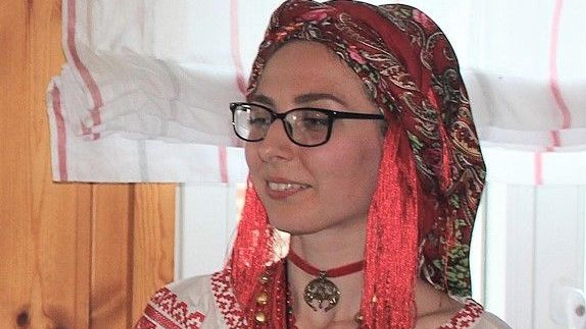 Eine Frau trrägt eine ukrainische Tracht.