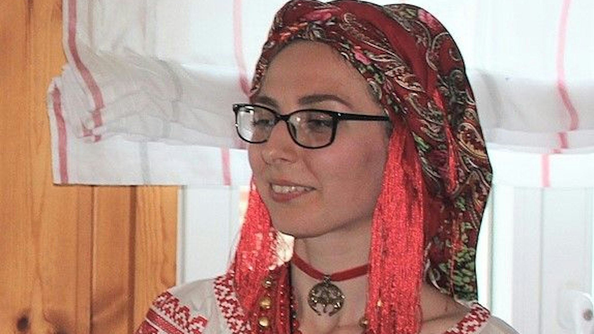 Eine Frau trrägt eine ukrainische Tracht.