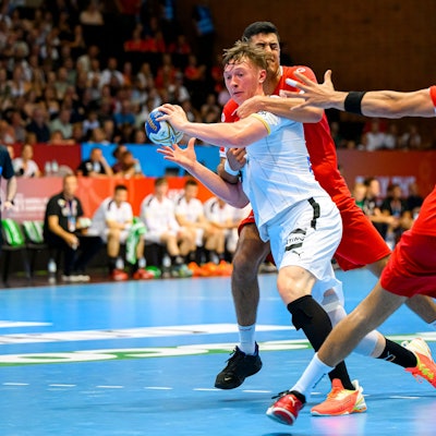 Ein Handballer in einer Spielsitiuation.