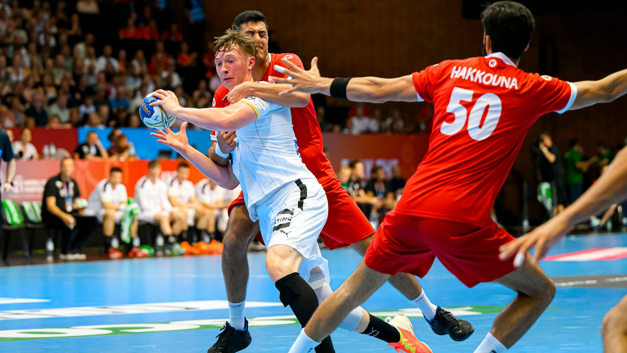 Ein Handballer in einer Spielsitiuation.