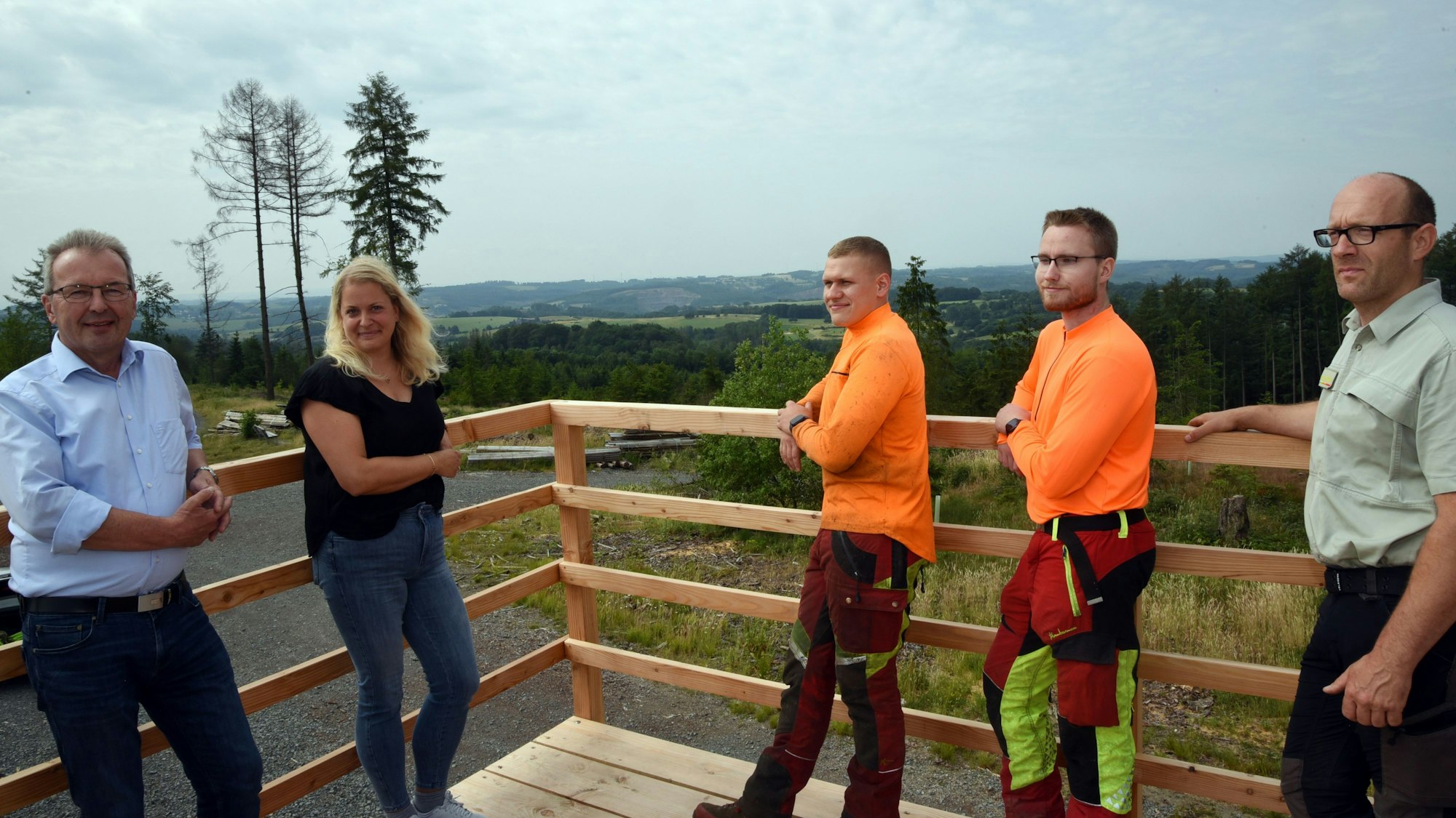 Das Bild zeigte fünf Personen auf der neuen Aussichtsplattform.