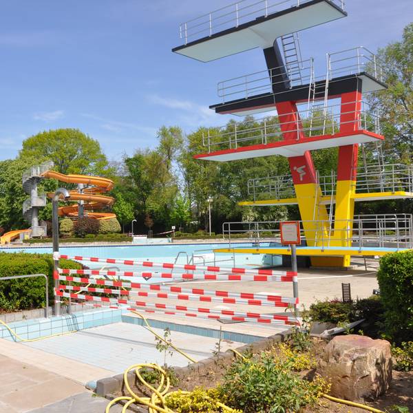 Auf dem Foto ist das Freibad Elsdorf mit Sprungturm und Rutsche zu sehen.