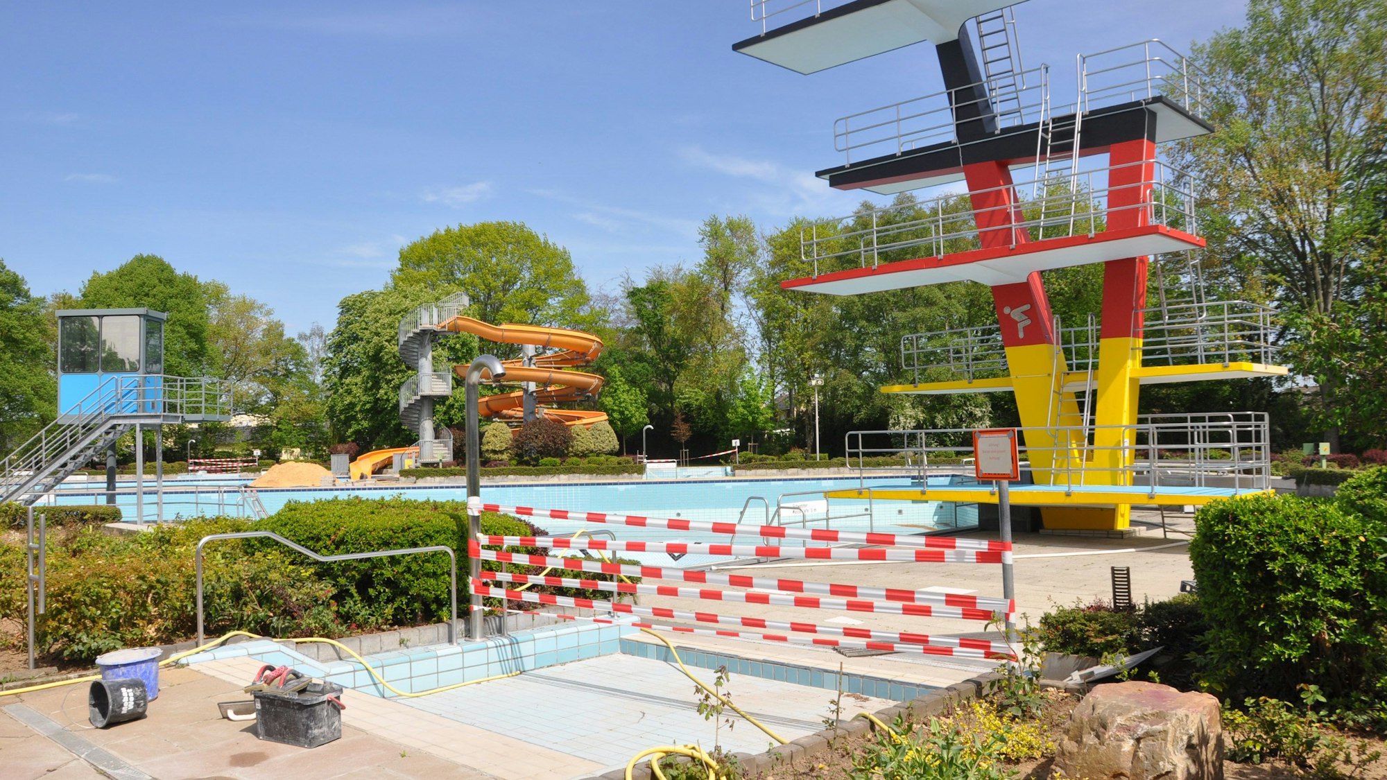 Blick auf das abgesperrte Becken.