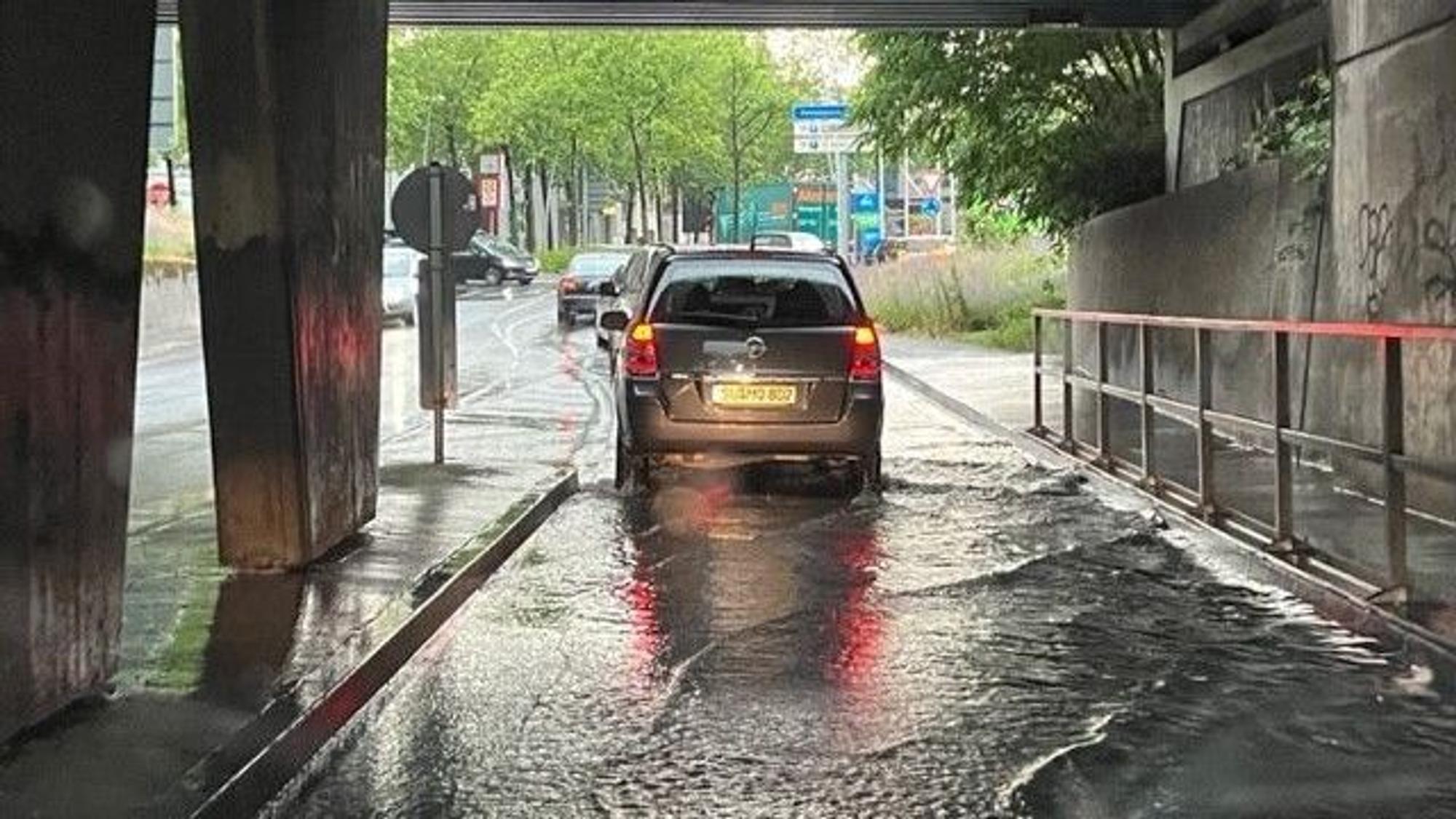 Unwetter in Siegburg am Donnerstag an einer Unterführung an der Bonner Straße.