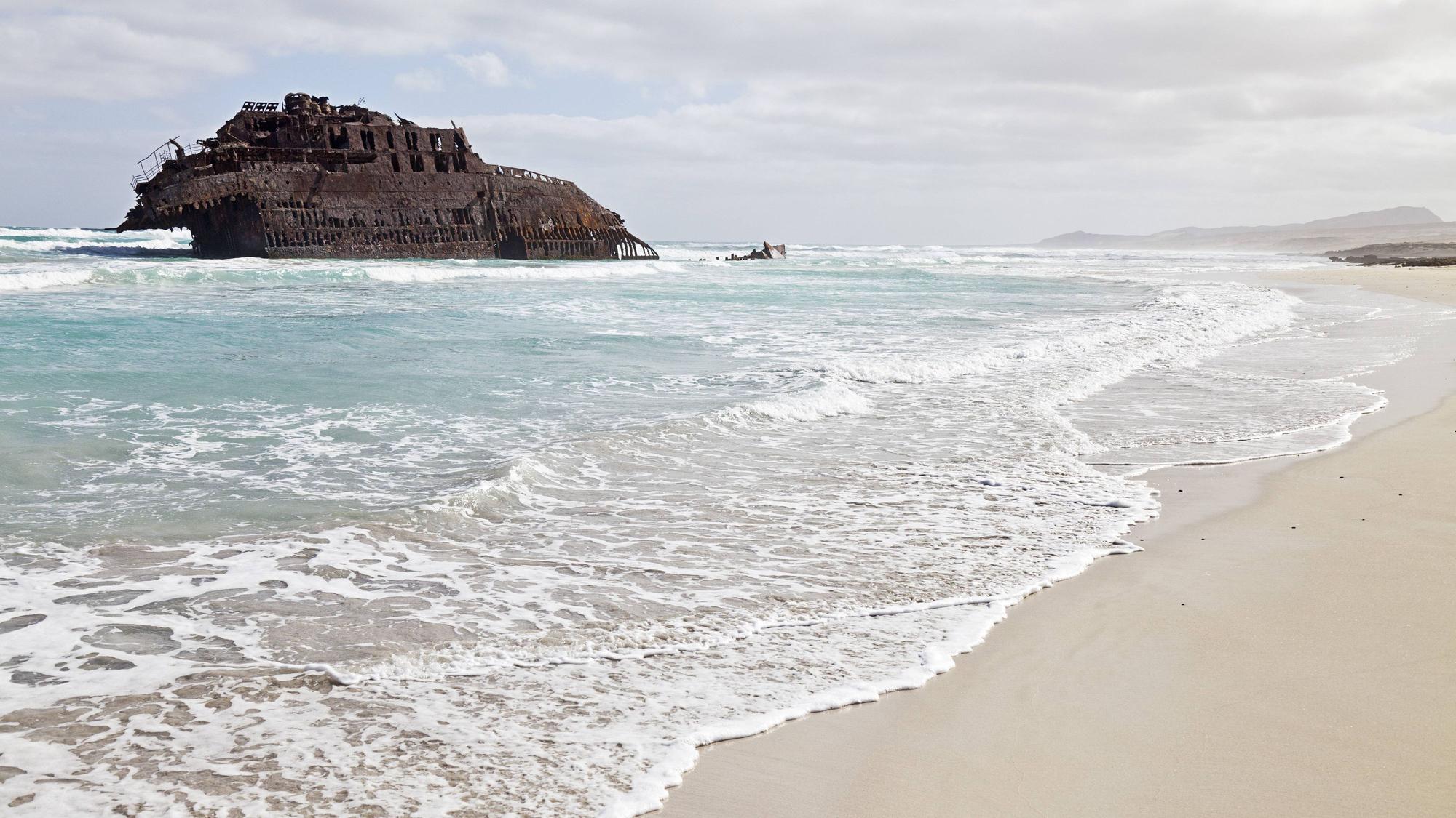 Das Schiffswrack des spanischen Frachters Cabo Santa Maria rostet vor dem Strand Praia de Boa Esperanca, Nordküste der Insel Boa Vista.