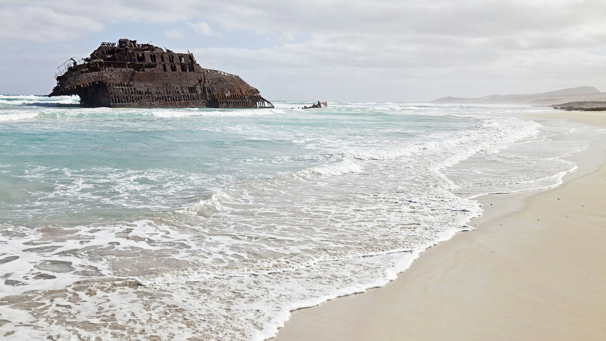Das Schiffswrack des spanischen Frachters Cabo Santa Maria rostet vor dem Strand Praia de Boa Esperanca, Nordküste der Insel Boa Vista.