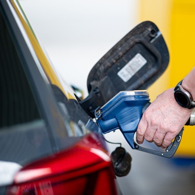 Ein Mann betankt an einer Tankstelle sein Auto.