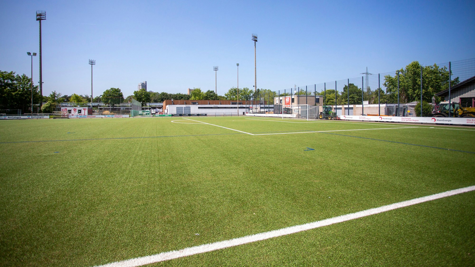 Zum Trainingsgekändes der Fortuna gehört ein Kunstrasenplatz, ein weiterer Aschenplatz ist im Winter schwer bespielbar und soll nun in Kunstrasen umgewandelt werden. Der Club hofft auf Fördermittel des Landes.