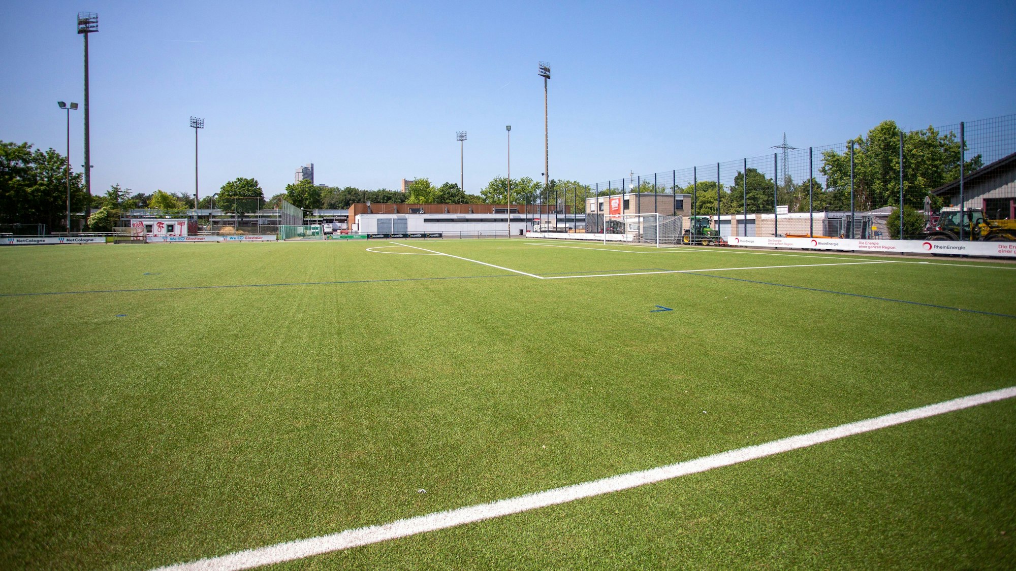 Künftig sollen drei Kunstrasenfelder zum Sportpark des SC Fortuna Köln gehören, das Clubheim wird in eine neue Sechsfach-Sporthalle integriert. Der Verein hat zu wenig Platz für seine 29 Mannschaften.