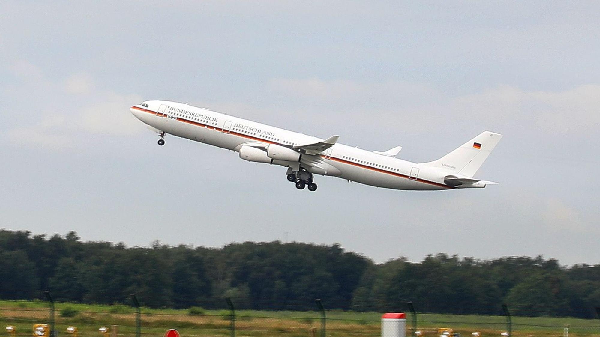 Ein Flugzeug beim Abflug.