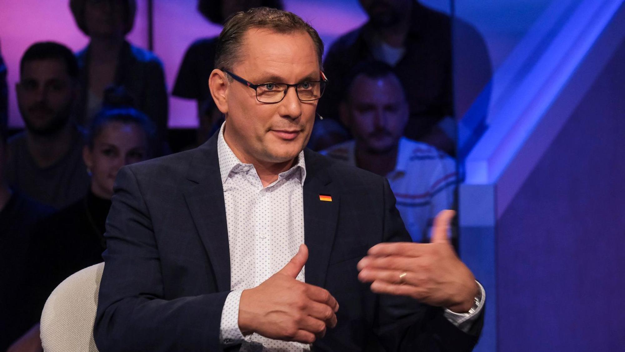 Viel Kritik gibt es am Auftritt von Tino Chrupalla (AfD-Fraktionsvorsitzender) bei Sandra Maischberger.