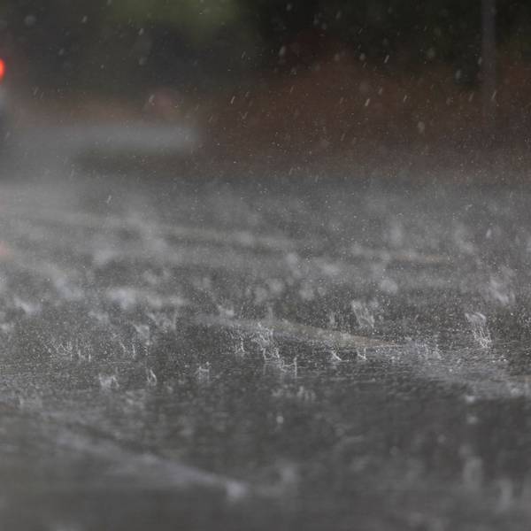 Wasser steht nach einem Regenguss durch ein Gewitter auf einer Straße. In Köln und der Region gab es am Donnerstag teils Starkregen. (Symbild)