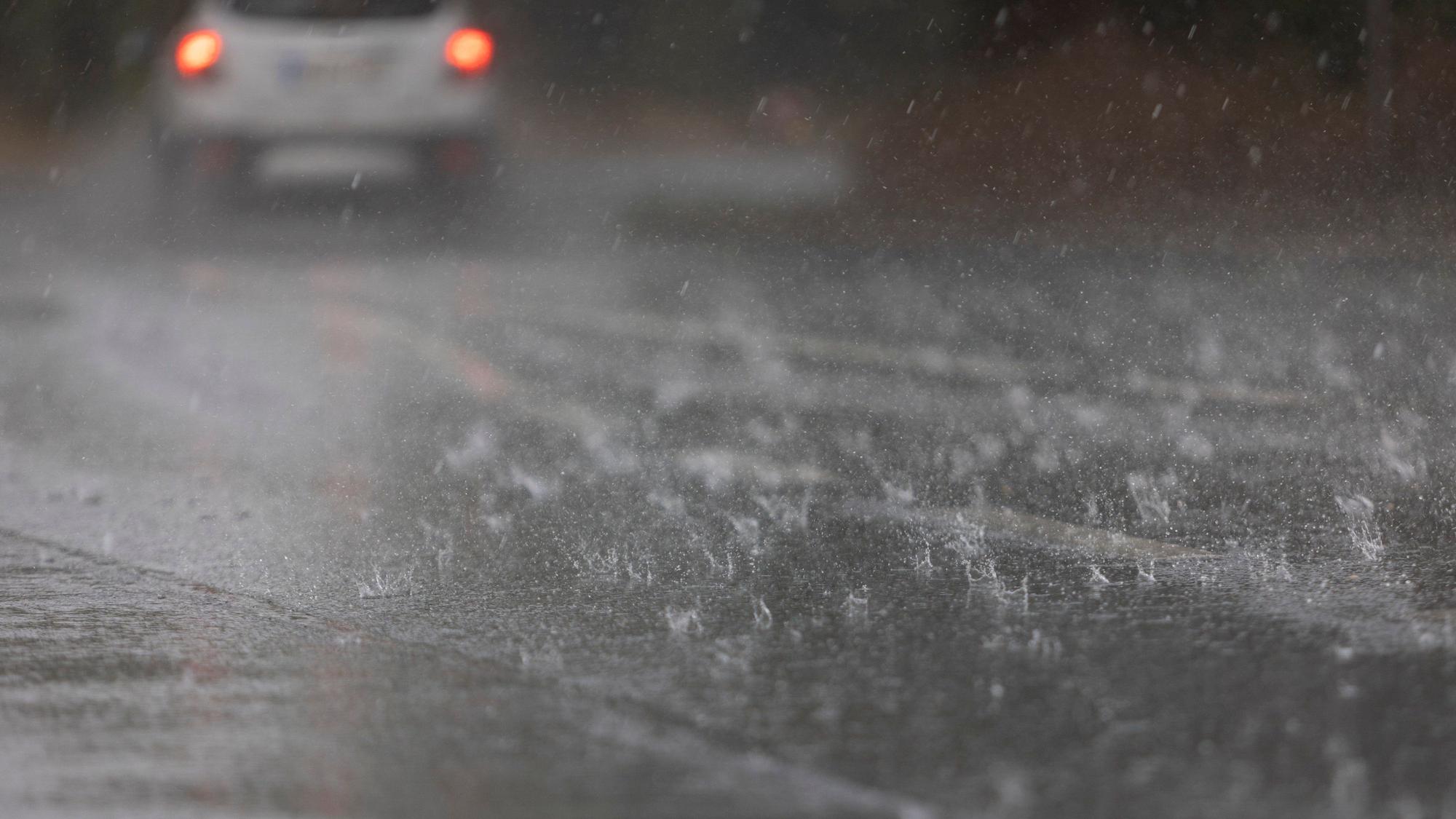 Wasser steht nach einem Regenguss durch ein Gewitter auf einer Straße. In Köln und der Region gab es am Donnerstag teils Starkregen. (Symbild)