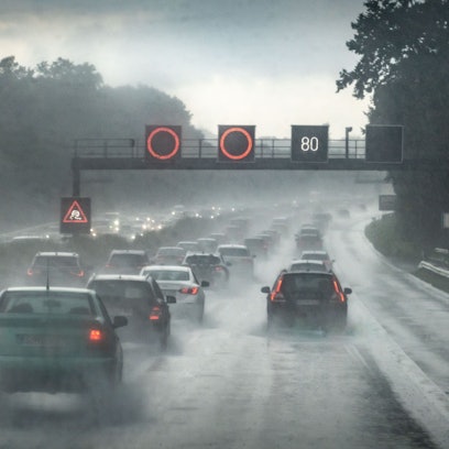 Eine volle Autobahn bei Starkregen und Unwetter. Foto: Frank Rumpenhorst/dpa/dpa-tm.