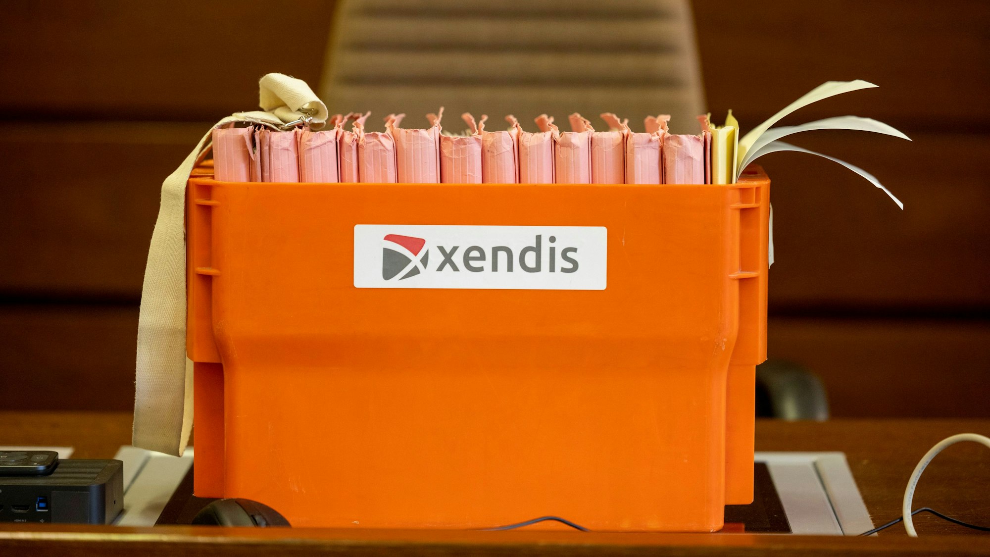 Blick auf die Gerichtsbank: In mehreren Ordnern sind die Vorgänge rund um den Glukose-Fall zusammengefasst.