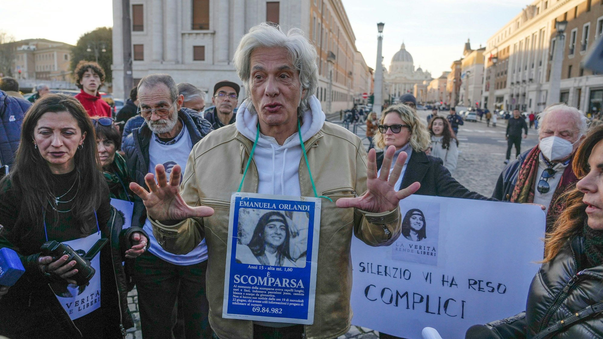Es ist Pietro Orlandi mit einem Bild seiner Schwester Emanuela bei einer Sitzblockade am Petersdom zu sehen.