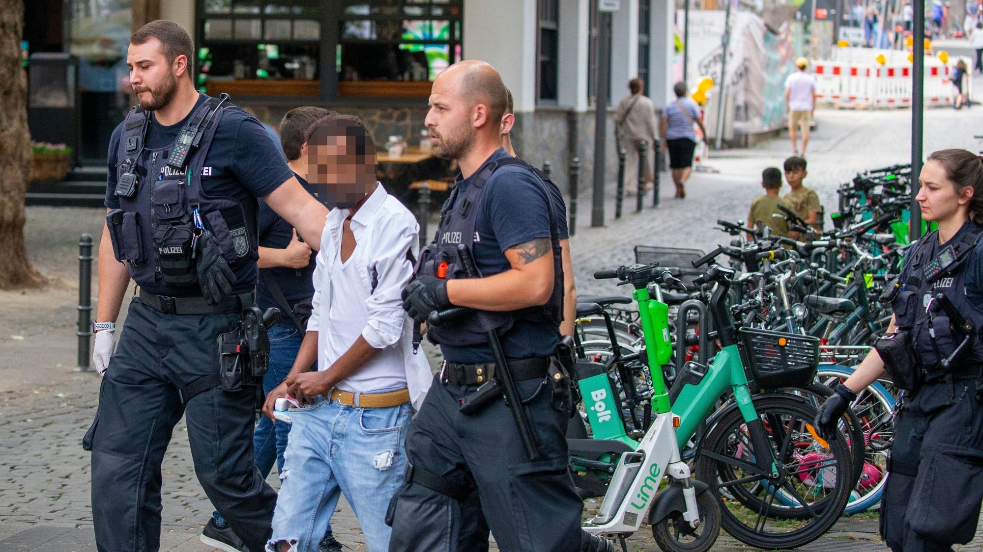 Ein Tatverdächtiger wurde bei der Razzia in der Altstadt festgenommen. Bei dem Mann war laut Polizei ein Haftbefehl offen.