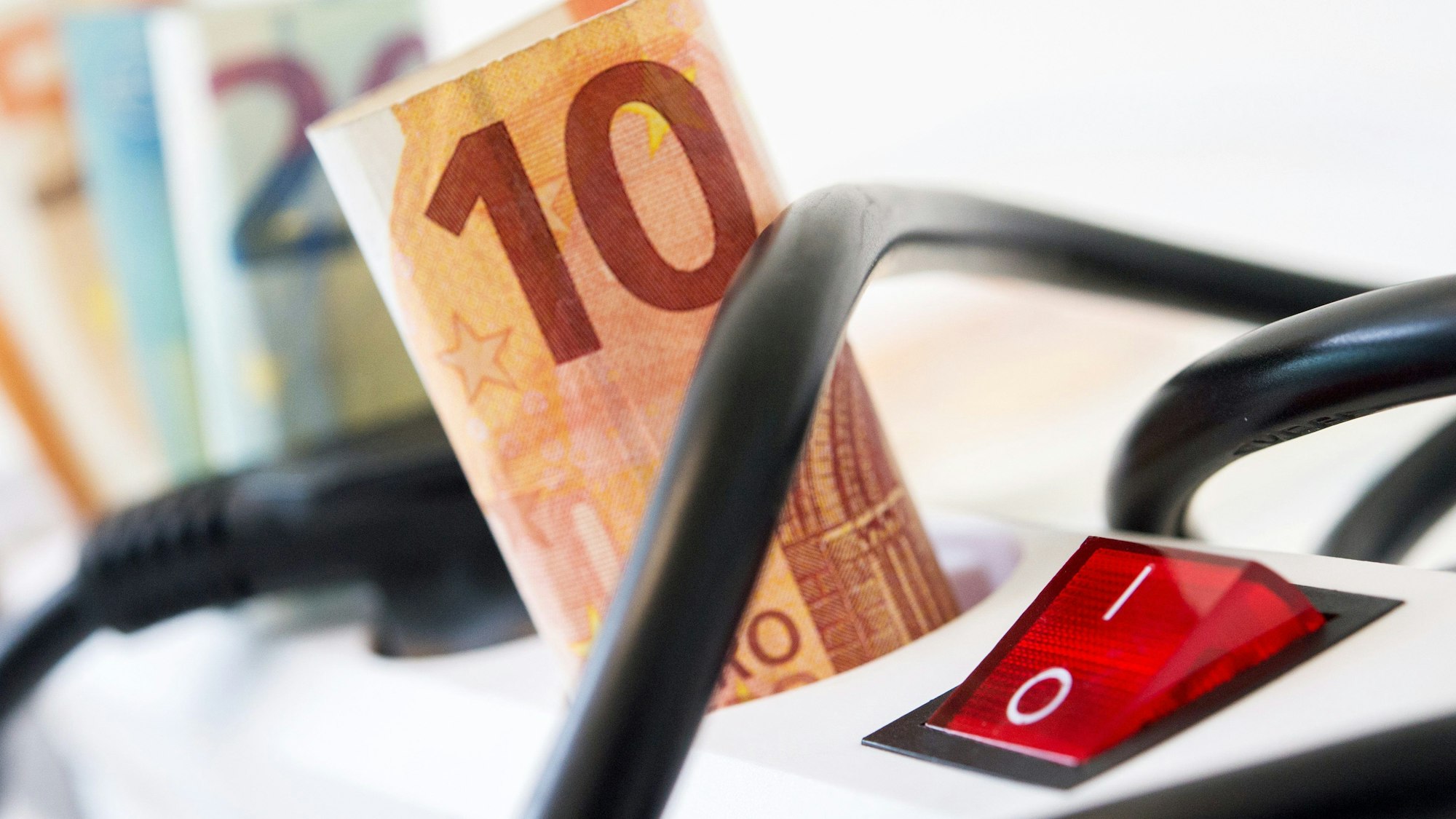 Geldscheine stecken in einer Verteilerdose.