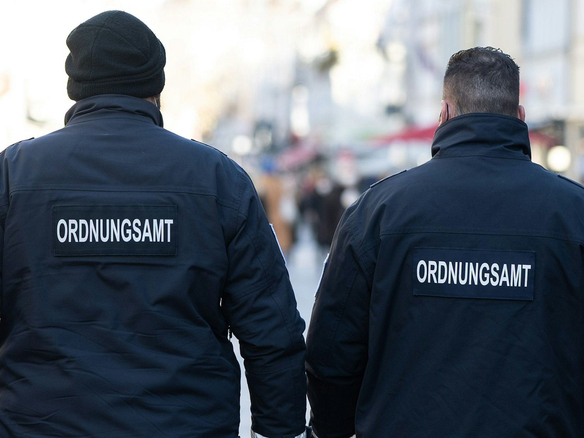 Mit häufigeren Streifen in der Stadtmitte möchte Waldbröls Rathaus gegen die zunehmende Zahl von Entblößungen vorgehen. Die Zahl der Fälle ist laut Polizei deutlich gestiegen. Das Foto zeigt zwei Mitarbeiter eines Ordnungsamtes bei ihrer Arbeit.