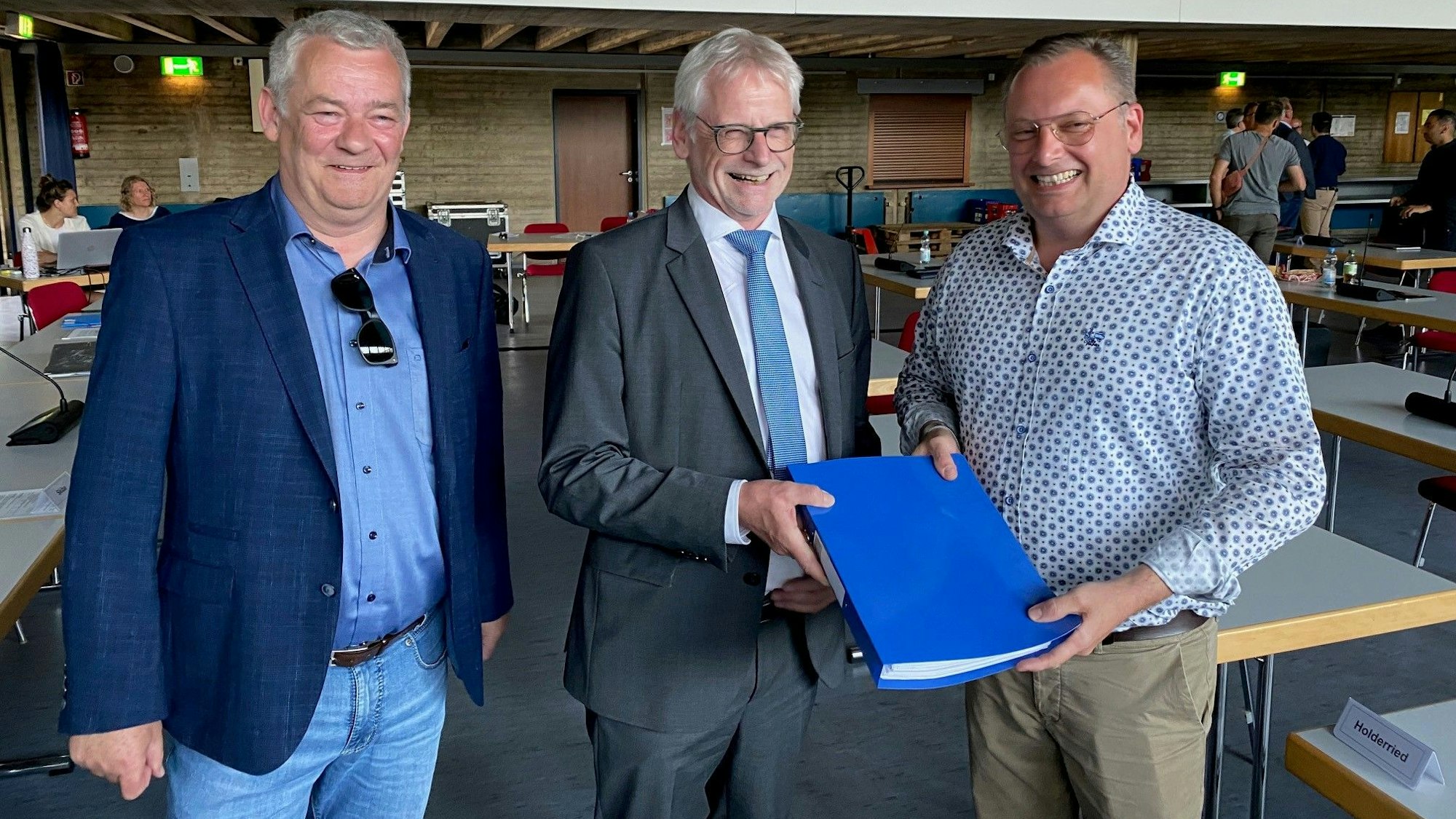 Der Vorsitzende der Wepag, Frank Pohl und sein Stellvertreter Hans Peter Zimmermann überreichten Unterschriften an Bürgermeister Dieter Freytag.